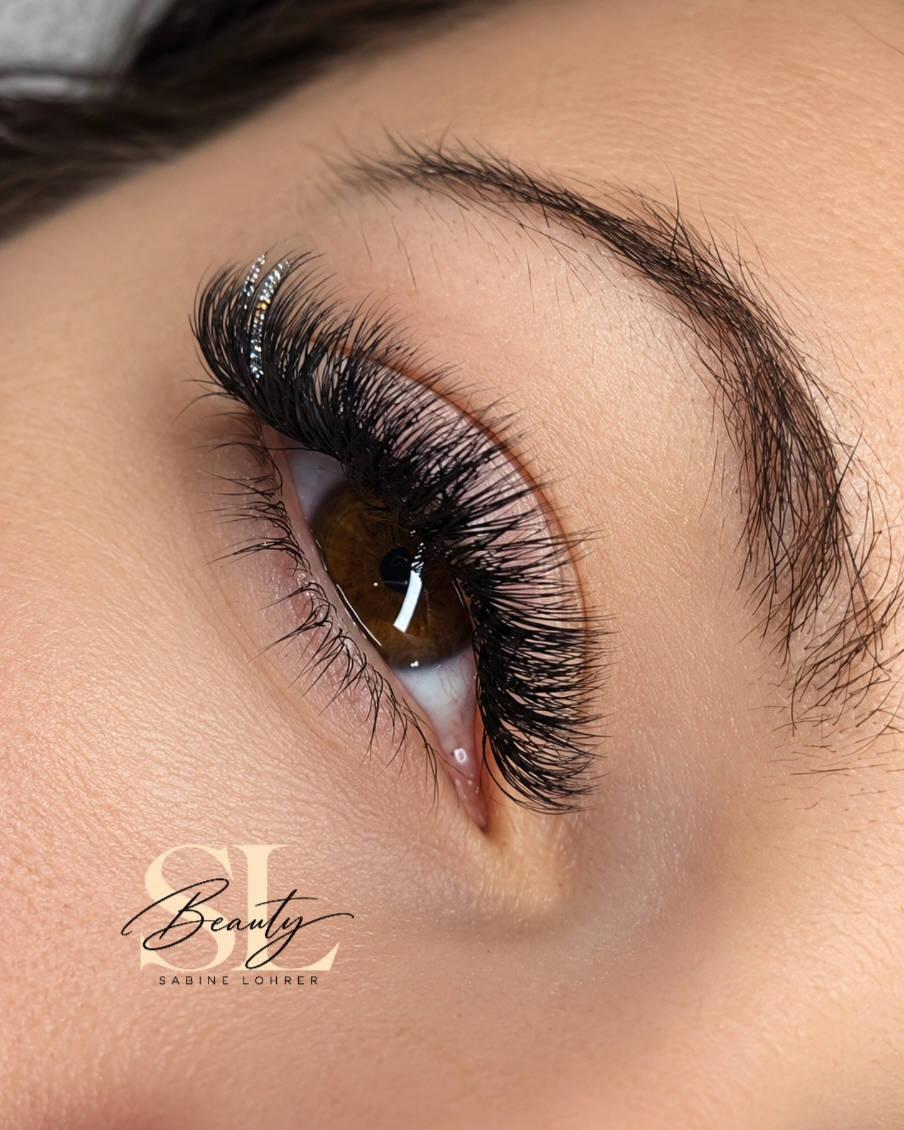 Detail eines voluminösen Wimpernlooks von SL Beauty