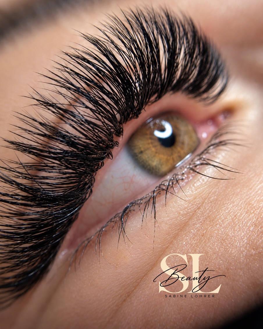 Wimpernverlängerung von SL Beauty: Detailaufnahme eines ausdrucksstarken Wimpernlooks
